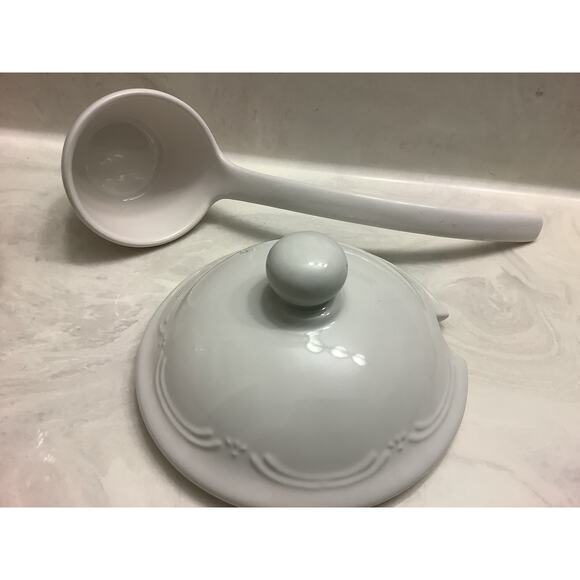 Pfaltzgraff Winterberry Soup Tureen - Picture 2 of 4